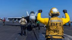Un caza F-18 se prepara para despegar desde la cubierta del portaviones Abraham Lincoln en apoyo de la operaci�n Furia �pica