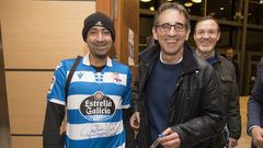 Fernando V�zquez le firma la camiseta a un aficionado en Vimianzo.
