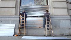 Operarios protegiendo un escaparate en Barcelona