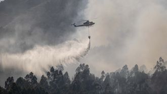 Uno de los helic�pteros que particip� en la extinci�n del incendio declarado este fin de semana en Herb�n.