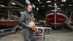 Ramn Collazo trabaja como carpintero en el negocio que fund su abuelo 