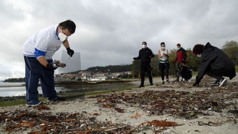 Amicos y Vegalsa impulsan una limpieza de playa para acabar con la basuraleza en Barraa