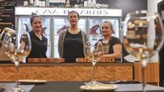 Tres de las seis integrantes del equipo del restaurante O Fogar da Carne, en la calle A Paz