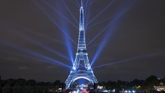La Torre Eiffel se ilumina durante una proyecci�n en honor a Jap�n, durante la visita del pr�ncipe heredero Naruhito de Jap�n, en Par�s