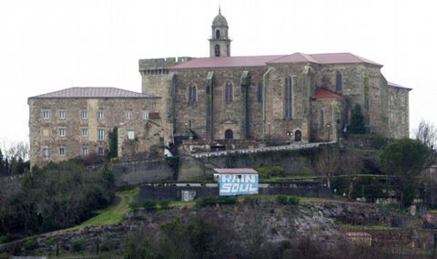 Una reciente pintada hace m�s llamativa si cabe la presencia de los dep�sitos del agua en el conjunto monumental. 