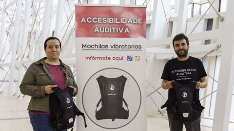 In&eacute;s y Rub&eacute;n, en la Cidade da Cultura, con sus mochilas vibratorias, una herramienta que ya formaba parte del proyecto de necesidad auditiva que este gestor cultural especializado en accesibilidad y comunicaci&oacute;n desarrollaba con la asociaci&oacute;n de personas sordas Acopros. Hoy, en Mada, cada vez es mayor la demanda de sus servicios de consultor&iacute;a de accesibilidad.