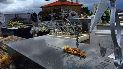 La tumba del escritor Gonzalo Torrente Ballester, en el cementerio de Serantes