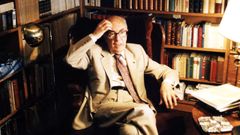 Domingo Garc�a-Sabell, retratado na s�a biblioteca, en 1998.