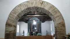 En el interior de la iglesia hay varios arcos que arrancan directamente del suelo, un hecho poco com�n 