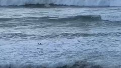 Un hombre se ba�a en el mar en A Coru�a en pleno aviso rojo por fuerte oleaje