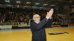 Varela-Portas, saludando al p�blico en el Pazo el d�a en que fue homenajeado en el 2016, en el cincuentenario de la creaci�n del Breog�n