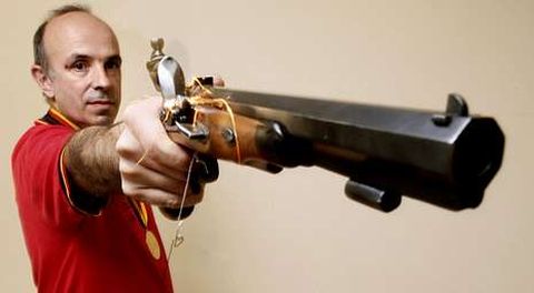 Miguel Colmenares aprieta el gatillo del cominazo con el que se proclam� campe�n del mundo en Alemania.