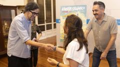 Miguel Robledo, autor del cartel de Vi�etas desde o Atl�ntico 2026, saludando a la alcaldesa de A Coru�a, In�s Rey, y al director del sal�n del c�mic, Manel Cr�neo.
