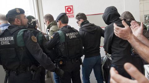 Guardias civiles en un centro de votaci�n el 1-O