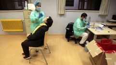 Realizaci�n de las pruebas en el centro de salud de Quiroga