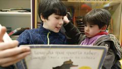 Imagen de archivo de dos ni�os de Ourense leyendo un cuento. En Galicia las campa�as de lectura en los centros educativos se aplican con �xito desde hace quince a�os