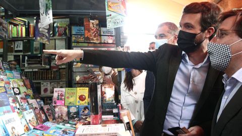 Pablo Casado y Jos� Luis Mart�nez-Almeida, este viernes, en las casetas de libros de la madrile�a cuesta de Moyano