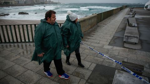Accesos a las playas de A Coruña cerrados por temporal ayer