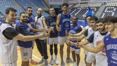 Los jugadores del Obra desean salud y �xitos deportivos y personales tras finalizar la sesi�n de entrenamiento de este martes en Sar.