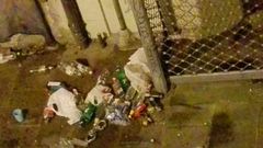 Restos de basura por botell�n en la plaza Vista.