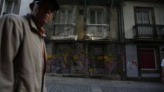 Un vecino pasa frente a varios edificios de la calle San Andr�s