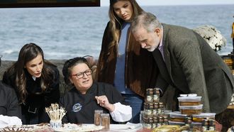  Los reyes Felipe VI y Letizia junto a la princesa Leonor y la infanta Sof�a, observan la preparaci�n de anchoas este s�bado en Llanes 