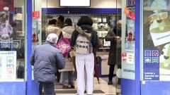 Colas en una administraci�n de loter�a de Santiago