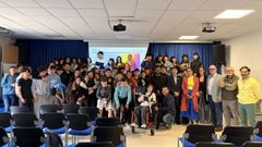 Alumnos del IES San Mamede posan junto al delegado del Gobierno, Pedro Blanco.