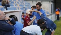 Campillo (con un vendaje en la cabeza) es atendido por los servicios m�dicos y consolado por Lloves. 