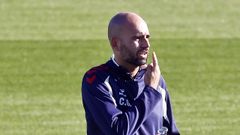 El entrenador del Celta, Claudio Gir�ldez, en un entrenamiento.