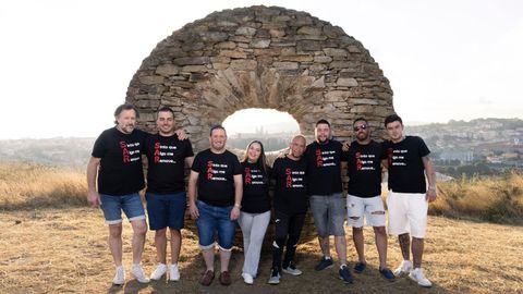 La camiseta que venden este año lleva la frase «Sinto que algo me remove». La primera letra de cada línea forma el nombre del barrio, Sar.
