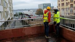 Personal t�cnico supervisa la evoluci�n de los trabajos de demolici�n en la calle Marqu�s de Santa Cruz.