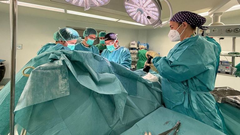 Foto de archivo de una cirug�a en el CHUO.