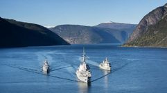 La F-102, en medio de un espect�culo natural de la pen�nsula escandinava