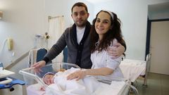 Helena Andr� V�zquez (en la imagen con sus padres, Jos� Antonio y Virginia) fue la �ltima ni�a ourensana que naci� en el 2017  
