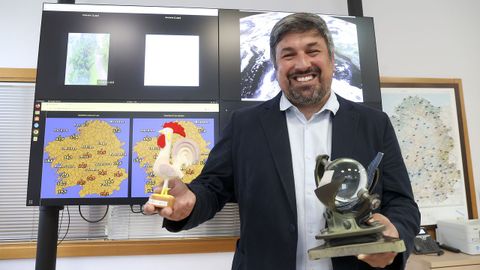Desde la sede de Meteogalicia en San Lázaro, Carlos Otero muestra algunos de los aparatos antiguos allí exhibidos. «<span lang= gl >O heliógrafo, cunha lupa, permitía saber as horas de sol</span>», explica.