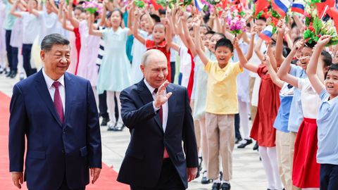 Xi Jinping y Vladimir Putin saludan durante la ceremonia de bienvenida en la plaza de Tiananmen