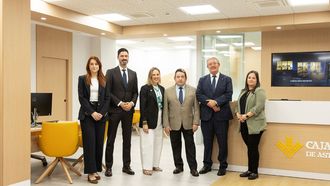 De izquierda a derecha,��Laura Noval; administraci�n comercial, director de la oficina, Hugo Garc�a, directora de zona, Noem� Alonso; presidente Caja Rural de Asturias, Fernando Mart�nez, director general Caja Rural de Asturias, Antonio Romero e In�s Garc�a, comercial.