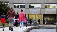Escolares acudiendo a clase en el CEIP Otero Pedrayo