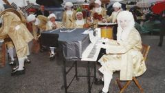 Pernas do Centi�o desfilando en el carnaval de Foz, un a�o que diluvi�