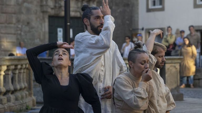 Iglesia de San Marti&ntilde;o Pinario- Danza no Cami&ntilde;o. Espect&aacute;culo de danza dentro de las Festas do Ap&oacute;stolo.