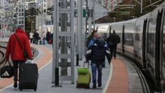 Salida de viajeros hacia a Madrid en un AVE que sale de Ourense