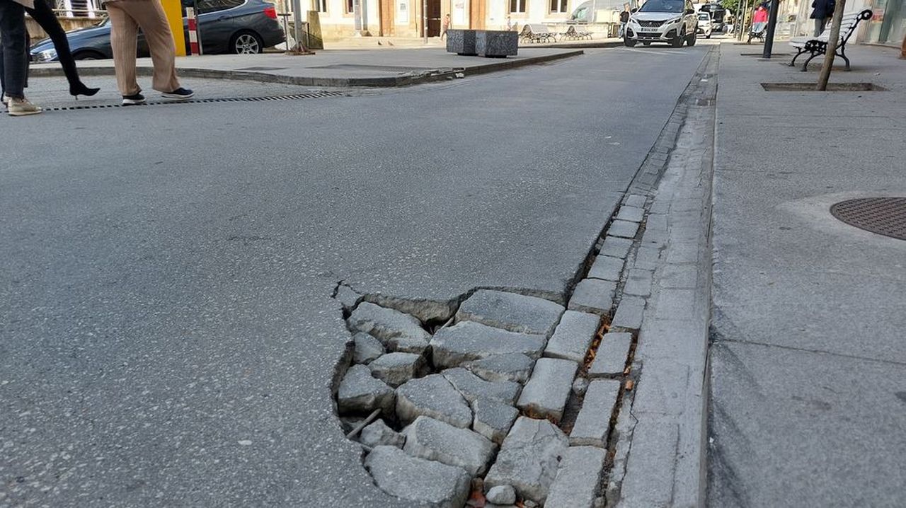 Restricciones de tráfico por una reparación en la calle de la Iglesia de Ferrol