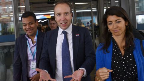 Matt Hancock y su asesora, Gina Coladangelo, en la convenci�n del Partido Conservador en Manchester en septiembre del 2019