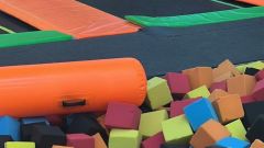 El herido impact� contra el suelo al saltar en la piscina de cubos de espuma