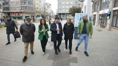 La alcaldesa y el delegado del Gobierno paseando por la Praza da Milagrosa