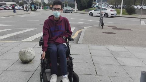 Mart�n V�zquez Cantero, a la entrada del edificio de La Laboral