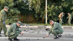 Investigadores inspeccionan la zona en la que se produjo la explosi�n