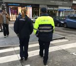 <span lang= es-es >Mismo servicio, distinto uniforme</span>. Dos guardias de la ORA con la uniformidad nueva y la antigua de los trabajadores del servicio. 