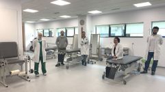 Jes�s Figueroa (en el centro) con m�s profesionales del servicio de rehabilitaci�n del CHUS